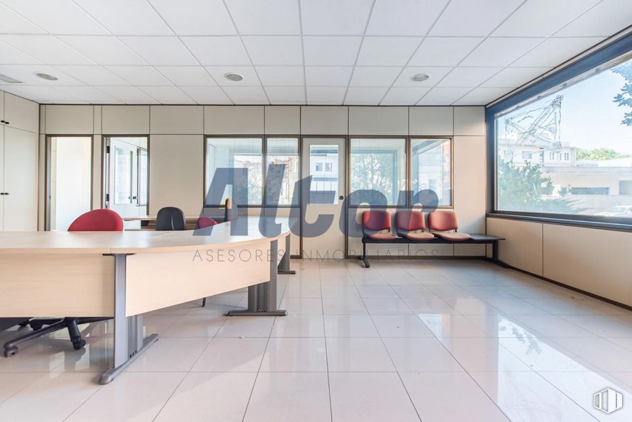 Retail for sale at Calle Rocinante, Fuencarral - El Pardo, Madrid, 28034 with window, desk, table, furniture, building, couch, shade, interior design, floor and flooring around