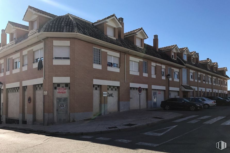 Retail for sale at Calle Cataluña, 12, Serranillos del Valle, Madrid, 28979 with car, building, window, sky, vehicle, urban design, door, residential area, brick and real estate around