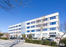 Oficina en alquiler en Calle Mariano Barbacid, Rivas-Vaciamadrid, Madrid, 28521 con edificio, coche, cielo, planta, propiedad, ventana, árbol, diseño urbano, bloque de torres y condominio alrededor