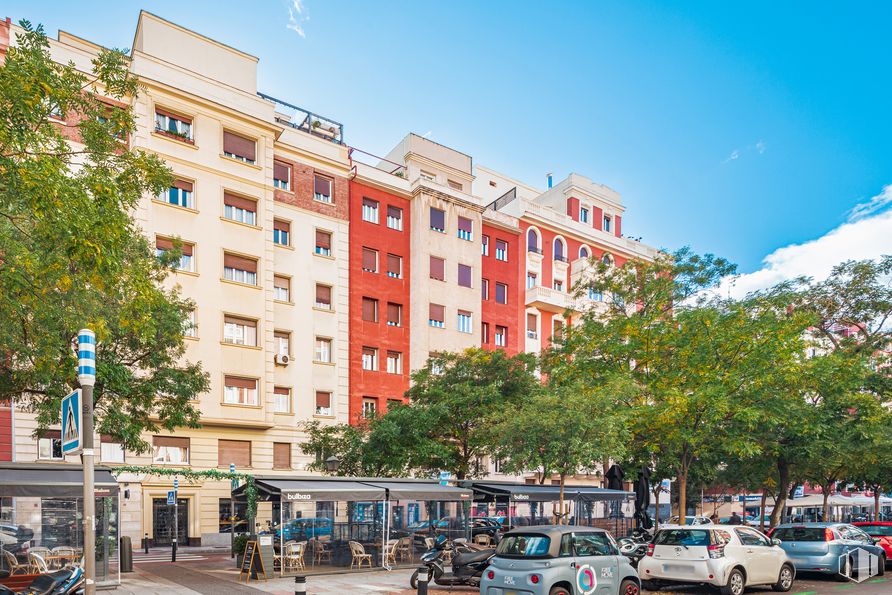 Local en alquiler en Zona Retiro, Retiro, Madrid, 28009 con coche, edificio, rueda, cielo, neumático, vehículo, nube, infraestructura, ventana y árbol alrededor