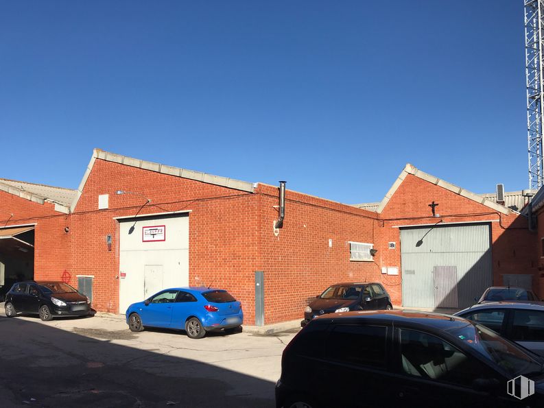 Industrial for sale at Camino Mar Chico, 21, Aranjuez, Madrid, 28300 with car, building, window, automotive parking light, land vehicle, sky, tire, wheel, vehicle and property around