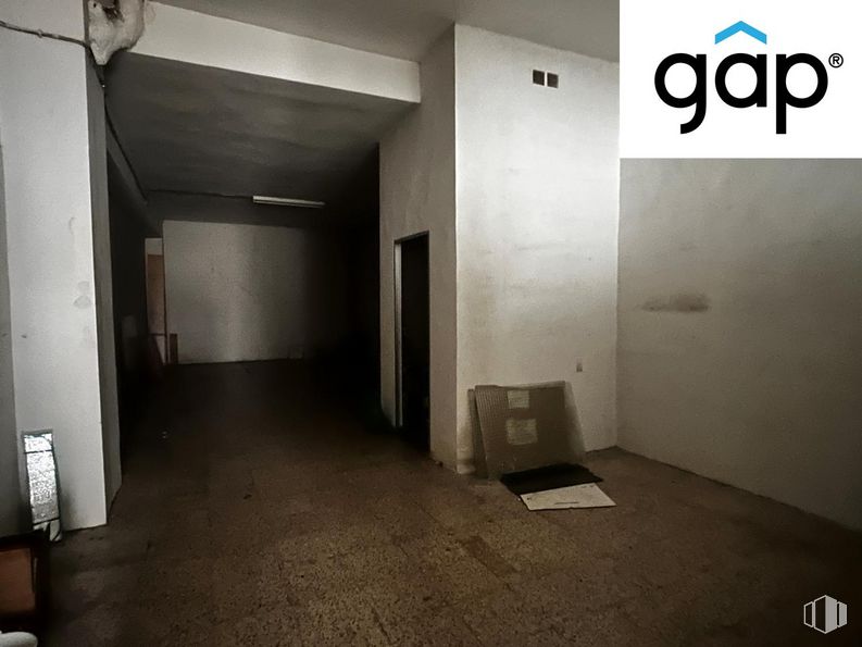 Retail for sale at Calle Princesa Zaida, Cuenca, 16002 with property, building, architecture, interior design, fixture, floor, wall, flooring, ceiling and house around