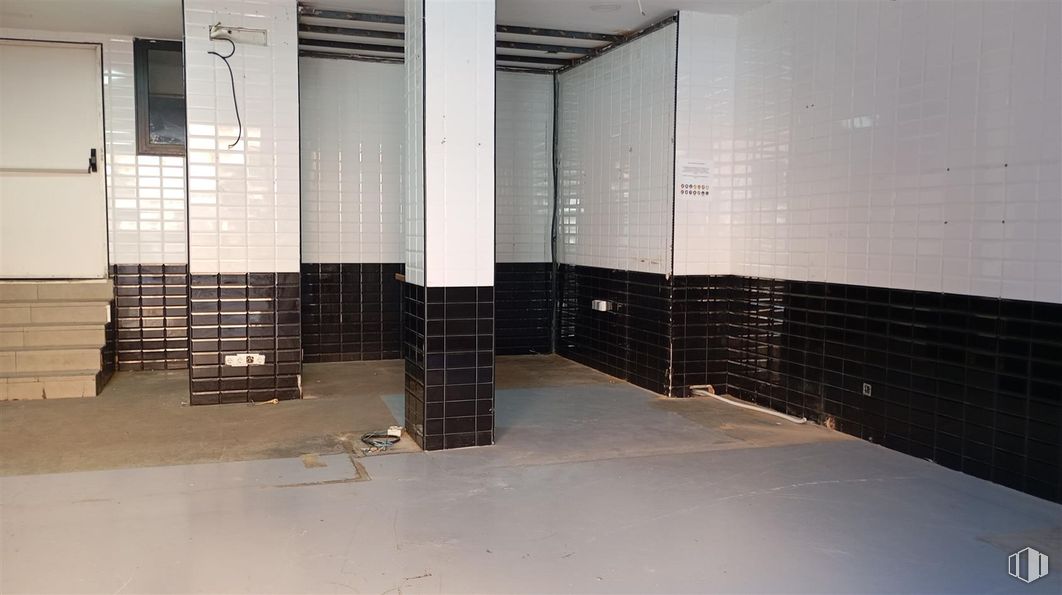 Retail for rent at Calle Gardenias, Alcorcón, Madrid, 28925 with flooring, floor, composite material, tile, tile flooring, daylighting and cleanliness around