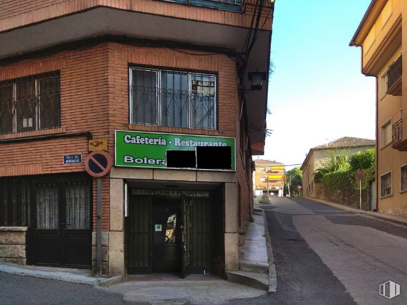 Retail for sale at Calle Herradero, 2, Arenas de San Pedro, Ávila, 05400 with window, building, sky, road surface, neighbourhood, asphalt, plant, facade, urban design and city around