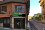 Retail for sale at Calle Herradero, 2, Arenas de San Pedro, Ávila, 05400 with window, building, sky, road surface, neighbourhood, asphalt, plant, facade, urban design and city around