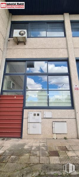 Nave en venta en Polígono Industrial Cantueña, Fuenlabrada, Madrid, 28947 con ventana, propiedad, nube, edificio, accesorio, cielo, azure, madera, sombra y rectángulo alrededor