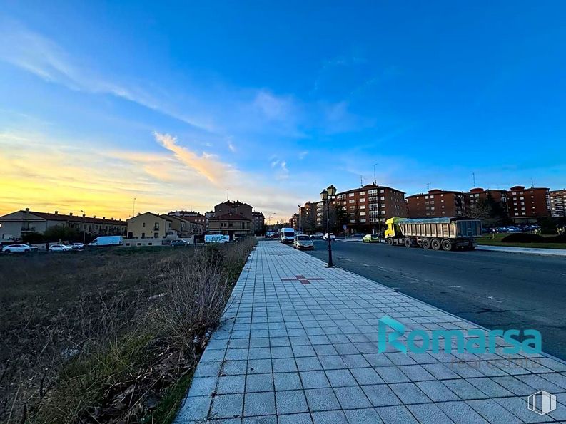 Land for sale at Avenida de la Juventud, Ávila, 05003 with building, cloud, sky, road surface, asphalt, horizon, road, landscape, urban design and city around