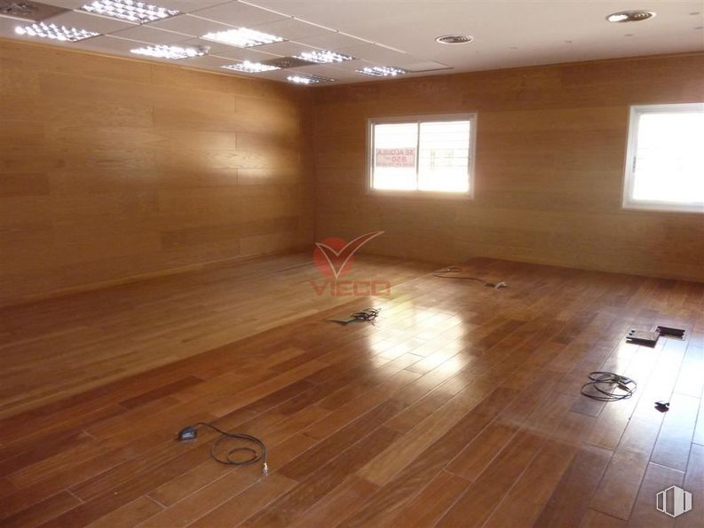 Retail for rent at Calle Fernando Zóbel, Cuenca, 16002 with window, building, wood, interior design, hall, lighting, flooring, floor, wall and wood stain around