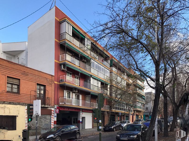 Local en venta en Calle Benidorm, 3, Ciudad Lineal, Madrid, 28017 con coche, ventana, edificio, neumático, rueda, cielo, propiedad, vehículo, árbol y infraestructura alrededor