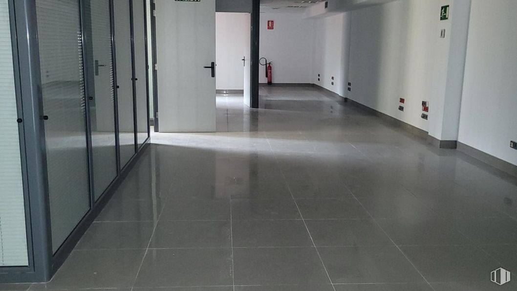 Retail for sale at Calle López de Hoyos, Ciudad Lineal, Madrid, 28016 with fixture, tile flooring, door, flooring, floor, hall, composite material, glass, ceiling and building material around