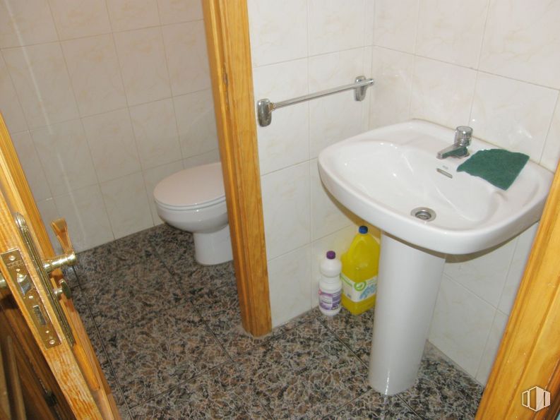 Local en venta en Calle Real, Colmenar Viejo, Madrid, 28770 con fregadero, productos envasados, inodoro, propiedad, baño, accesorio de plomería, púrpura, lavabo de baño, madera y fluido alrededor