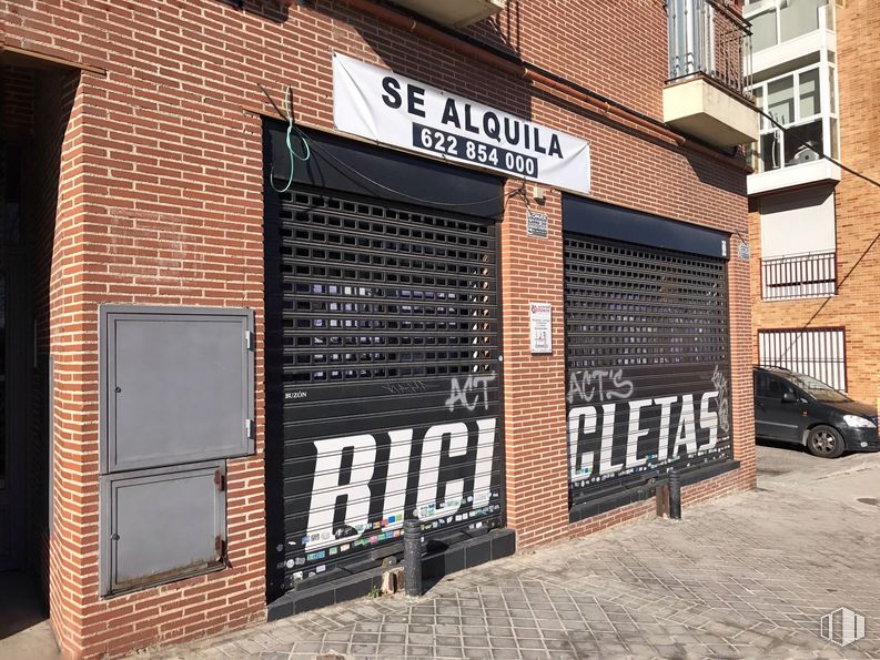 Retail for sale & for rent at Calle Sebastián Álvaro, 8, La Latina, Madrid, 28024 with car, building, window, fixture, brickwork, brick, font, wood, wall and road surface around