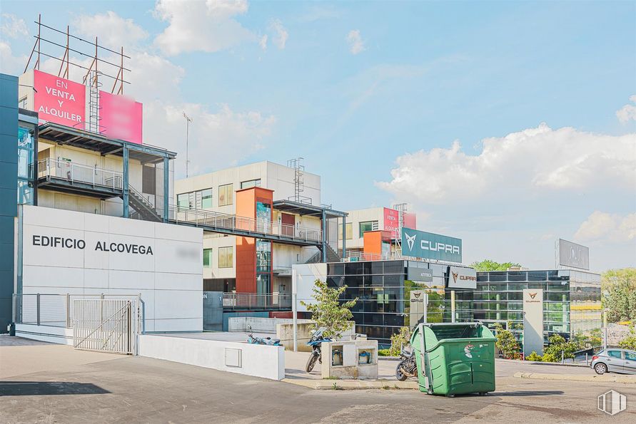 Oficina en alquiler y venta en Avenida Fuencarral, Alcobendas, Madrid, 28108 con edificio, nube, cielo, contenedor de basura, planta, arquitectura, contención de residuos, asfalto, superficie de la carretera y diseño urbano alrededor