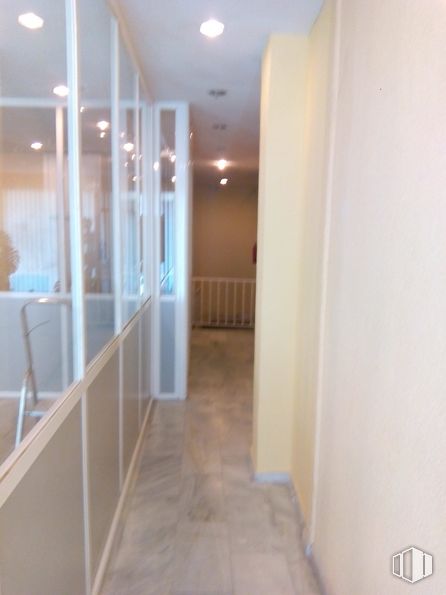 Local en venta en Avenida Monte Igueldo, 82, Puente de Vallecas, Madrid, 28053 con propiedad, accesorio, pasillo, madera, piso, pared, suelo, sombra, madera y vidrio alrededor