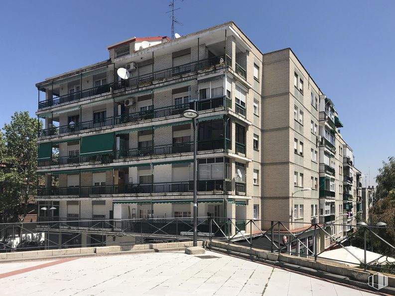 Local en alquiler y venta en Calle Cantarranas, 1, Alcorcón, Madrid, 28921 con edificio, cielo, árbol, diseño urbano, casa, bloque de torre, condominio, barrio, material compuesto y área residencial alrededor