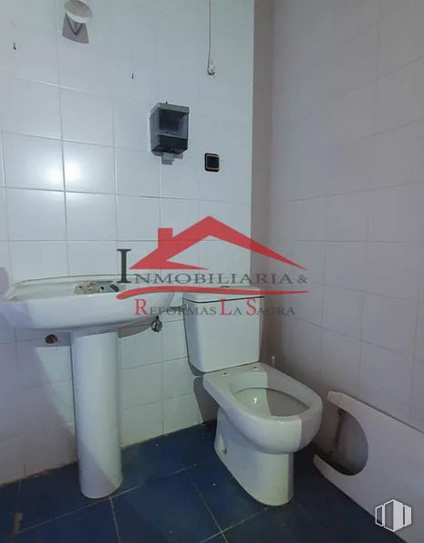 Industrial for sale at Zona logística, Illescas, Toledo, 45200 with toilet, sink, plumbing fixture, property, toilet seat, bathroom, purple, tap, floor and bathroom sink around