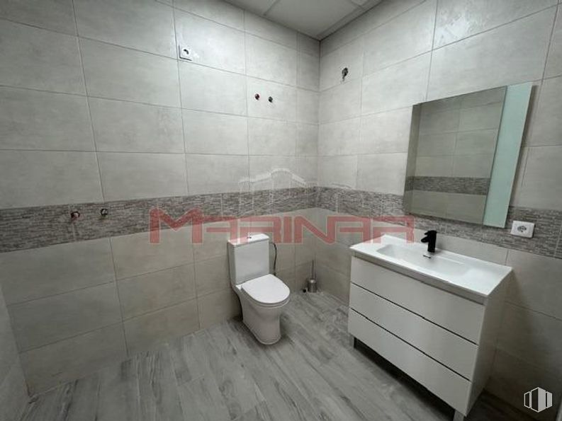 Retail for rent at Centro, Seseña, Toledo, 45223 with toilet, bathroom cabinet, sink, tap, property, plumbing fixture, mirror, building, bathroom and wood around