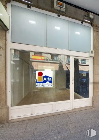 Local en alquiler en Avenida Acueducto, Segovia, 40001 con accesorio, edificio, puerta, gas, fachada, material compuesto, vidrio, rectángulo, máquina y aluminio alrededor