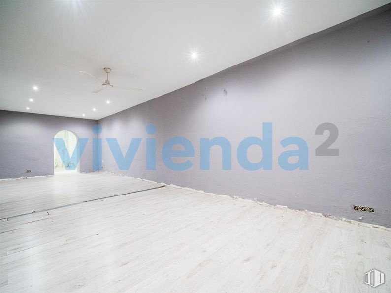 Local en venta en Calle Segovia, Arganzuela, Madrid, 28005 con ventilador de techo, edificio, suelos, suelo, madera, techo, fuente, rectángulo, espacio y vidrio alrededor