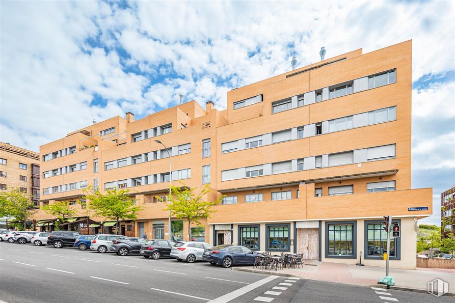 Retail for rent at Avenida Monasterio de Silos, 11, Fuencarral - El Pardo, Madrid, 28034 with car, building, cloud, sky, wheel, window, tree, tower block, condominium and urban design around