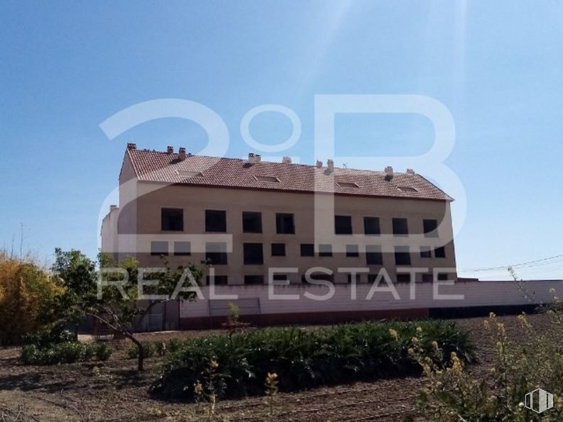 Land for sale at Casco urbano, Santa Olalla, Toledo, 45530 with house, sky, plant, land lot, building, window, residential area, facade, landscape and commercial building around