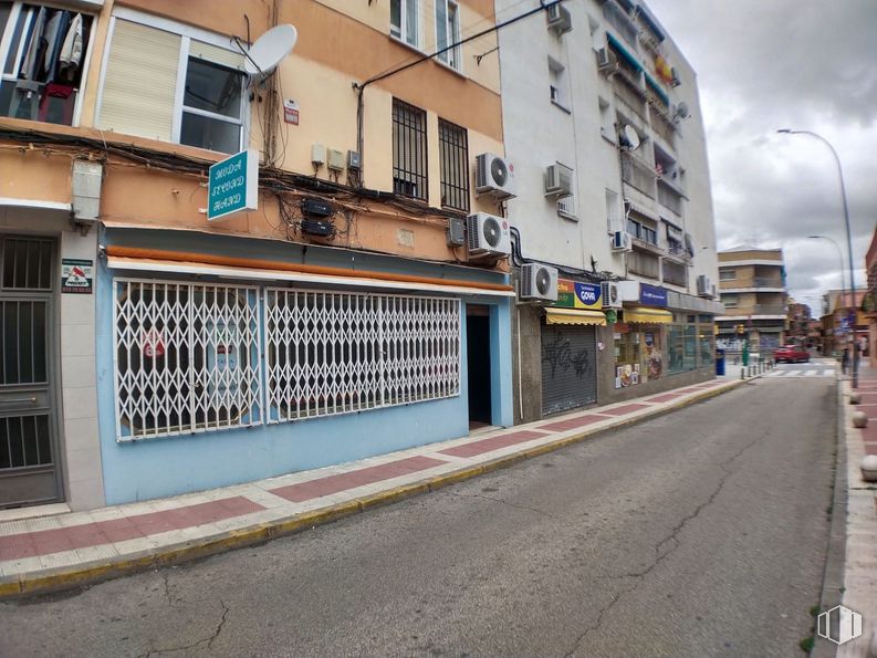 Retail for rent at Zona La Paloma, Parla, Madrid, 28980 with building, window, street light, urban design, cloud, road surface, asphalt, house, neighbourhood and facade around