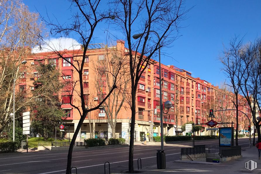 Office for rent at Calle Toledo, 171, Arganzuela, Madrid, 28005 with building, sky, plant, property, window, tree, road surface, urban design, sunlight and condominium around