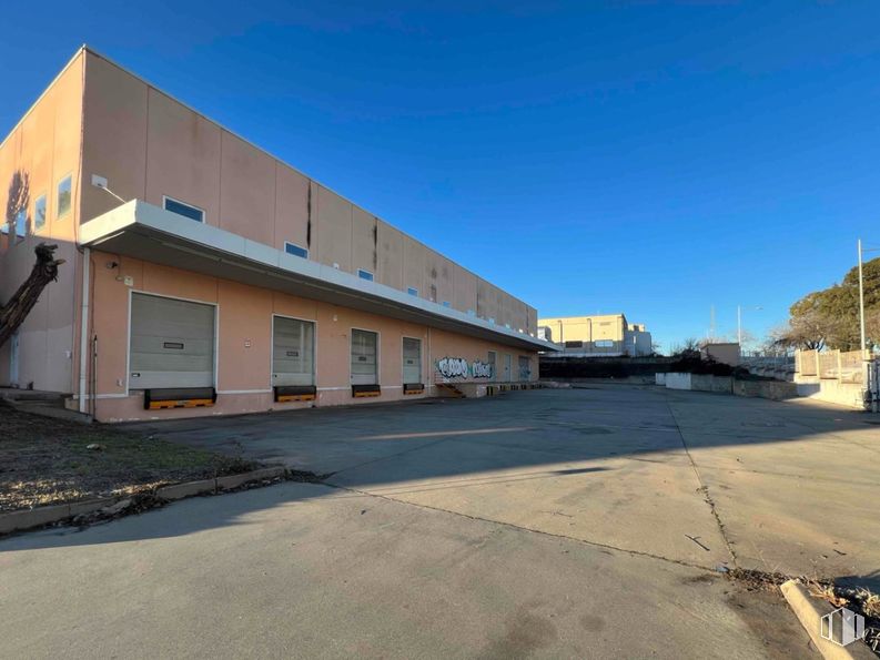 Industrial for sale & for rent at Polígono Tres Cantos, Tres Cantos, Madrid, 28760 with building, asphalt, composite material, concrete, shade, building material, tar and parking around