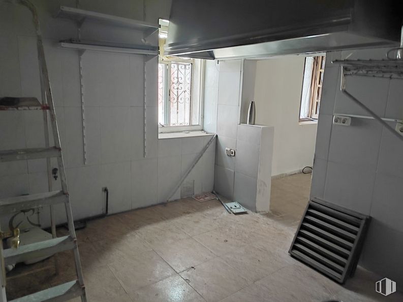 Local en venta en Avenida Juan Carlos I, Collado Villalba, Madrid, 28400 con ventana, escalera, edificio, accesorio, suelo, suelos, casa, techo, puerta y máquina alrededor