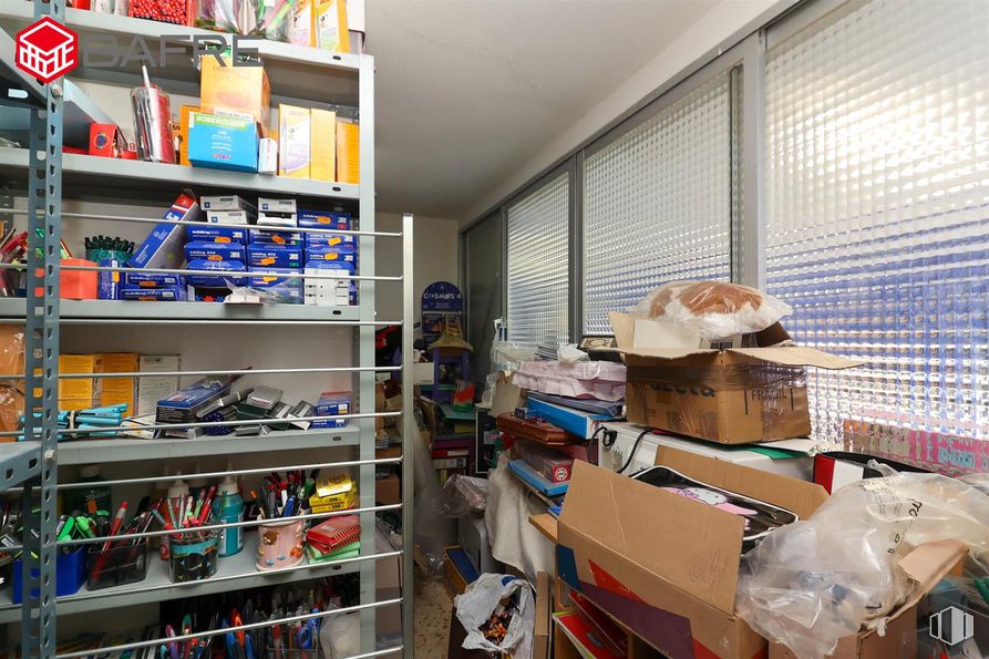 Retail for sale & for rent at Casco urbano, Fuenlabrada, Madrid, 28945 with furniture, shipping box, shelf, shelving, building, interior design, retail, publication, box and wood around