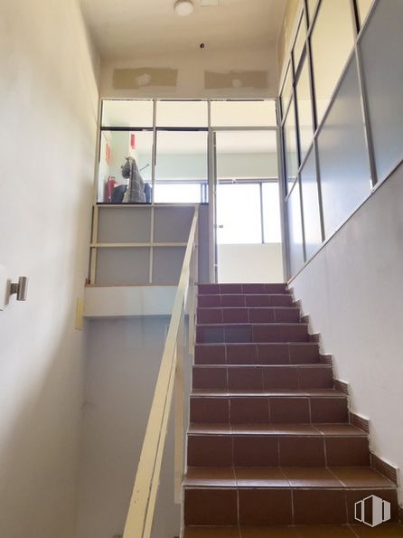 Nave en alquiler y venta en Calle York, Las Rozas de Madrid, Madrid, 28230 con edificio, accesorio, escaleras, madera, casa, ventana, hall, suelos, techo y vidrio alrededor