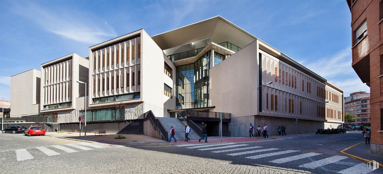 Nave en alquiler en Calle Maria De Pablos Cerezo, 10 , Segovia, 40005 con edificio, cielo, nube, ventana, diseño urbano, fachada, ciudad, edificio comercial, superficie de la carretera y uso mixto alrededor