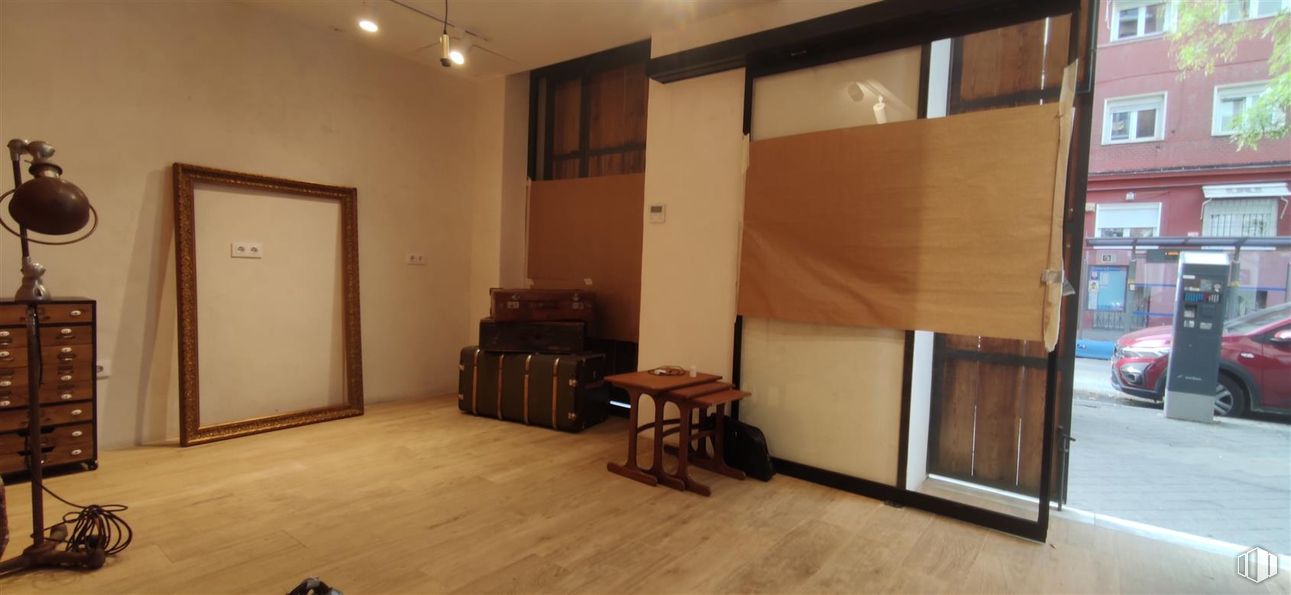 Retail for rent at Calle Guzmán el Bueno, 48, Chamberí, Madrid, 28015 with car, table, building, lamp, flooring, wood, interior design, floor, lighting and furniture around