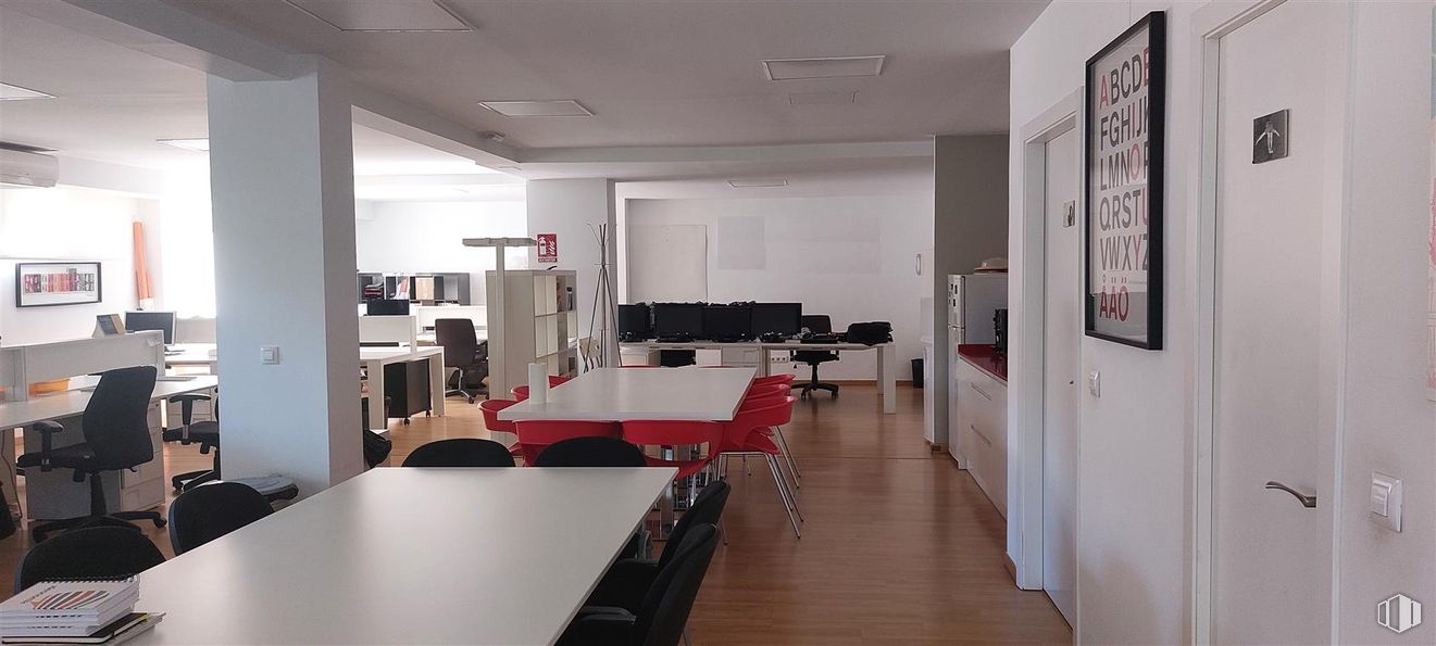 Oficina en alquiler en Calle Pirineos, Moncloa - Aravaca, Madrid, 28040 con silla, mesa, mesa, propiedad, mueble, edificio, escritorio, interiorismo, accesorio y suelos alrededor