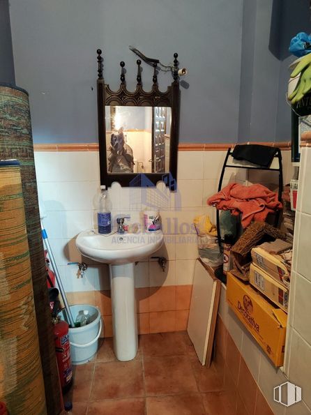 Retail for rent at Calle Barrionuevo, Guadalajara, 19001 with sink, mirror, tap, bathroom sink, plumbing fixture, bathroom, purple, interior design, building and wood around