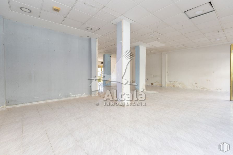 Retail for sale at Zona Rinconada, Alcalá de Henares, Madrid, 28803 with fixture, hall, floor, flooring, ceiling, composite material, concrete, plaster, glass and transparency around