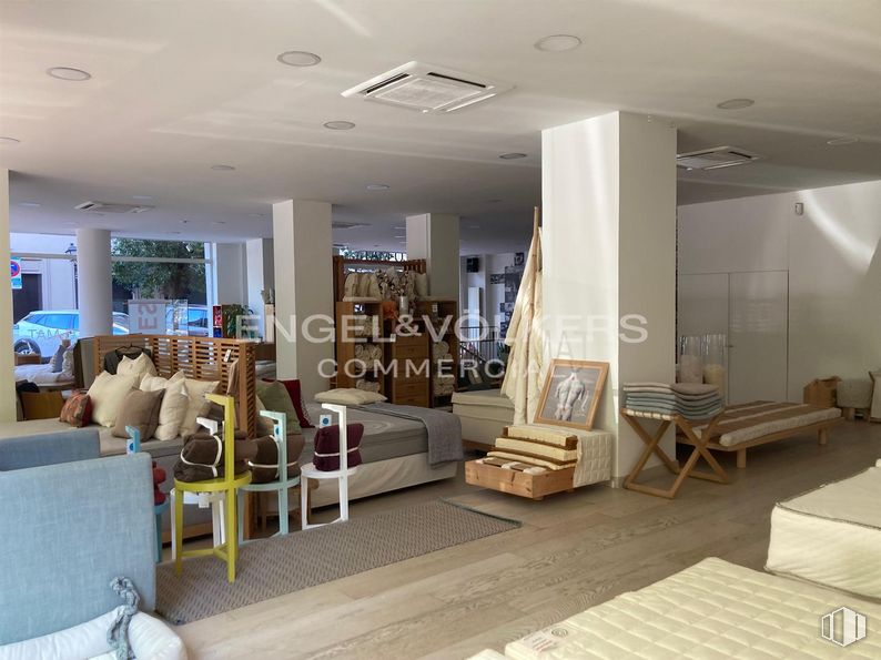 Retail for sale at Calle Lagasca, 85, Salamanca, Madrid, 28001 with table, couch, bookcase, shelf, building, living room, wood, floor, shelving and flooring around