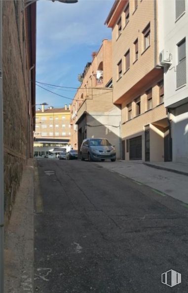 Local en venta en Callejón Obras Públicas, 13, Toledo, 45003 con coche, edificio, ventana, cielo, casa, superficie de la carretera, vehículo, asfalto, espacio público y zona residencial alrededor