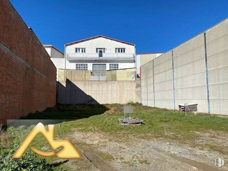 Suelo en venta en Zona industrial, Ávila, 05600 con edificio, casa, cielo, propiedad, planta, ventana, lote de terreno, hierba, superficie de la carretera y asfalto alrededor