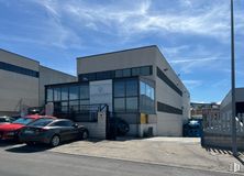 Industrial for sale at Avenida Técnica, 13, Rivas-Vaciamadrid, Madrid, 28529 with car, building, automotive parking light, sky, wheel, tire, cloud, vehicle, asphalt and automotive exterior around