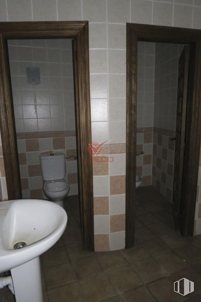 Retail for sale at Priego, Priego, Cuenca, 16800 with toilet, sink, brown, property, plumbing fixture, fixture, bathroom, wood, door and floor around