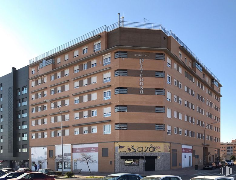 Retail for sale at Calle Adolfo Marsillach, 50, Villa de Vallecas, Madrid, 28031 with building, sky, wheel, car, tire, daytime, window, automotive parking light, tower block and urban design around