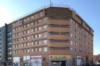 Retail for sale at Calle Adolfo Marsillach, 50, Villa de Vallecas, Madrid, 28031 with building, sky, wheel, car, tire, daytime, window, automotive parking light, tower block and urban design around