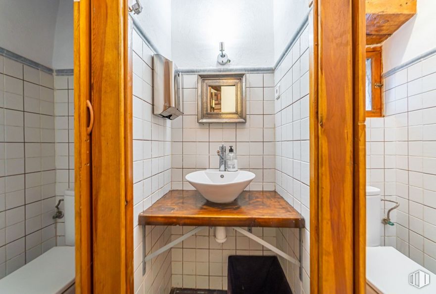 Retail for sale at Plaza Mayor, Pedraza, Segovia, 40172 with sink, brown, mirror, tap, plumbing fixture, bathroom sink, property, building, bathroom and purple around