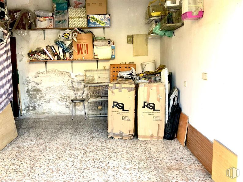 Retail for sale at Calle San José, 31, Collado Villalba, Madrid, 28400 with luggage & bags, floor, shelving, shelf, shipping box, box, baggage, bag, plywood and cardboard around