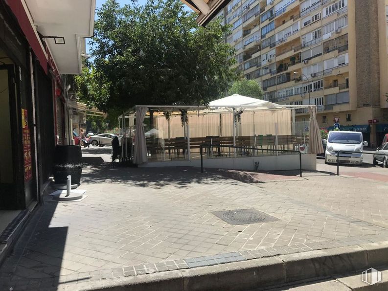 Retail for rent at Avenida Donostiarra, 12, Ciudad Lineal, Madrid, 28027 with building, car, road surface, wheel, asphalt, shade, architecture, tree, urban design and sidewalk around