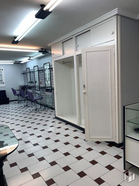 Retail for sale at Calle Ventura Rodríguez, 1, San Lorenzo de El Escorial, Madrid, 28200 with cabinetry, property, lighting, flooring, architecture, interior design, tile flooring, floor, building and wall around