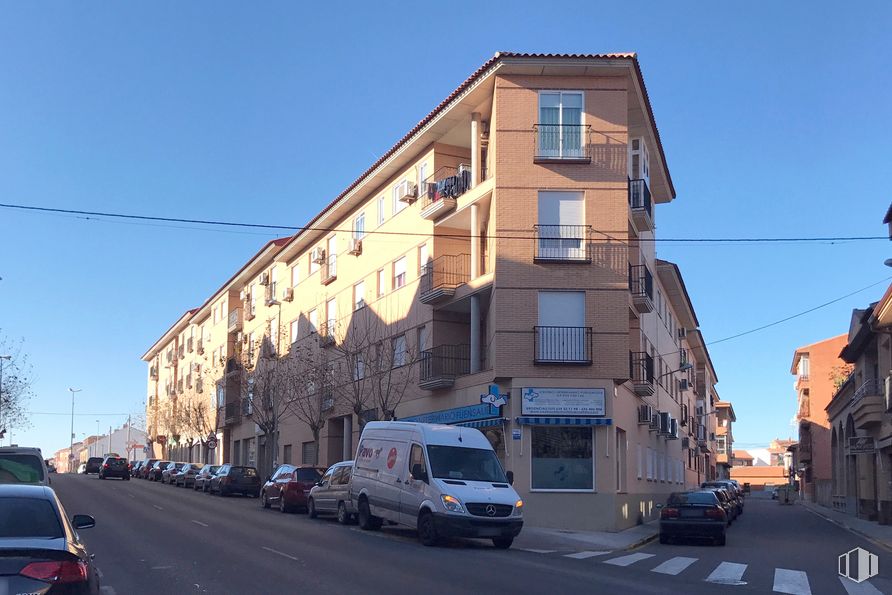 Retail for sale & for rent at Avenida San Crispín, 59, Fuensalida, Toledo, 45510 with van, car, land vehicle, sky, building, window, property, wheel, tire and vehicle around