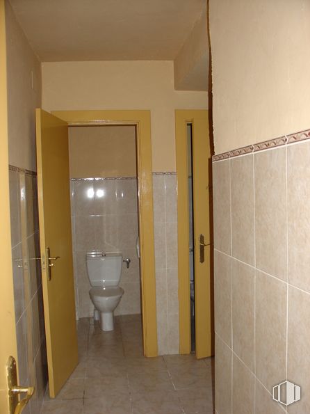 Nave en alquiler en Calle Paloma, 5, Fuenlabrada, Madrid, 28946 con inodoro, edificio, accesorio de fontanería, puerta, accesorio, baño, asiento de inodoro, diseño de interiores, fregadero y lavabo de baño alrededor