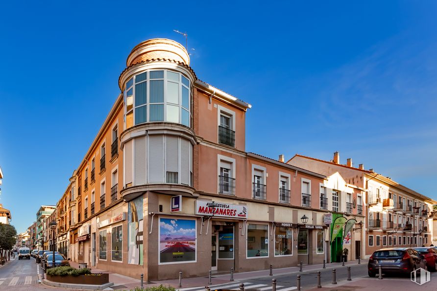 Retail for sale at Calle Manuel Sandoval, 2, Torrejón de Ardoz, Madrid, 28850 with car, building, sky, window, wheel, urban design, vehicle, tire, neighbourhood and facade around